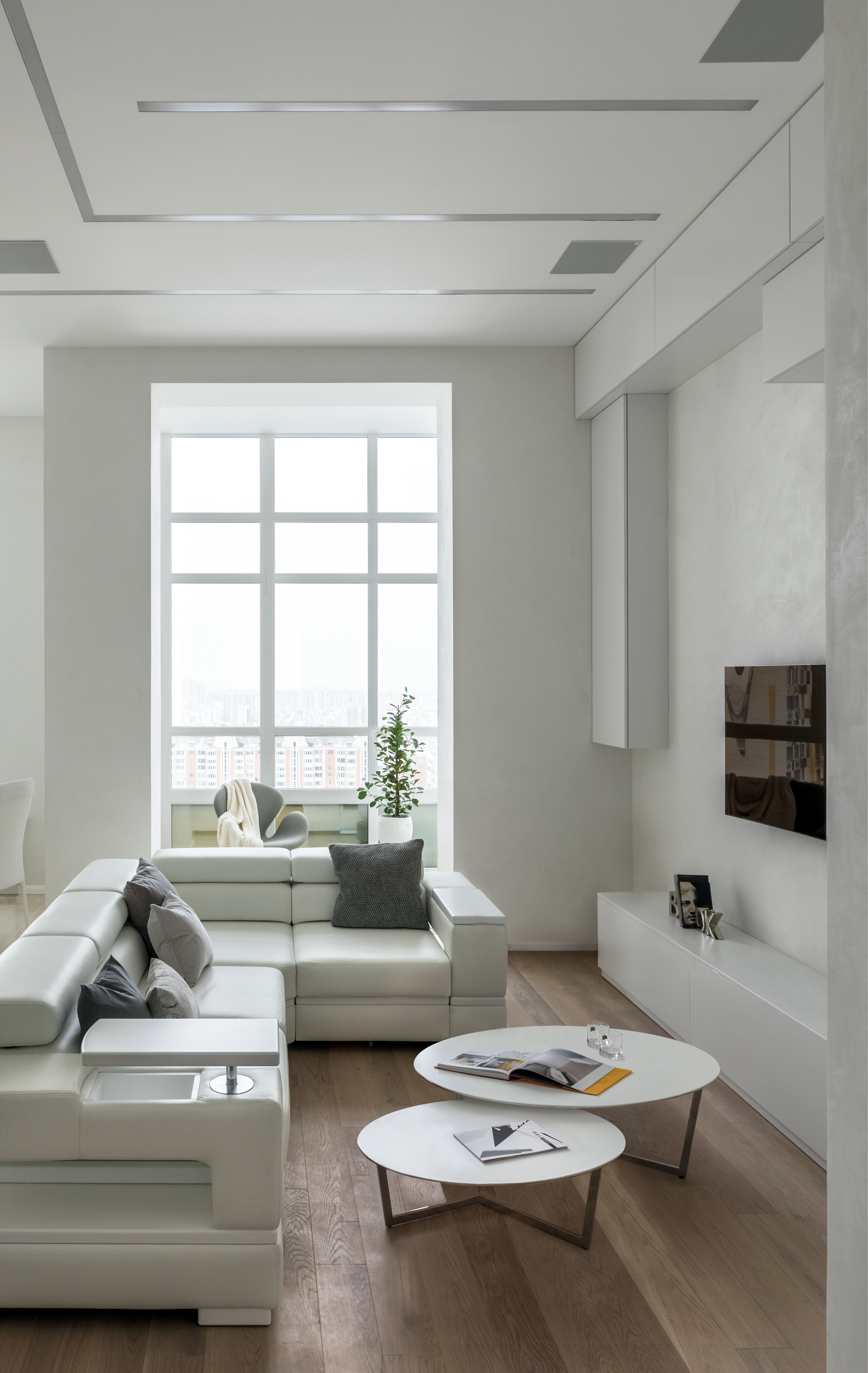 Белый минимализм в московской многоэтажке: семейная квартира с высокими потолками
