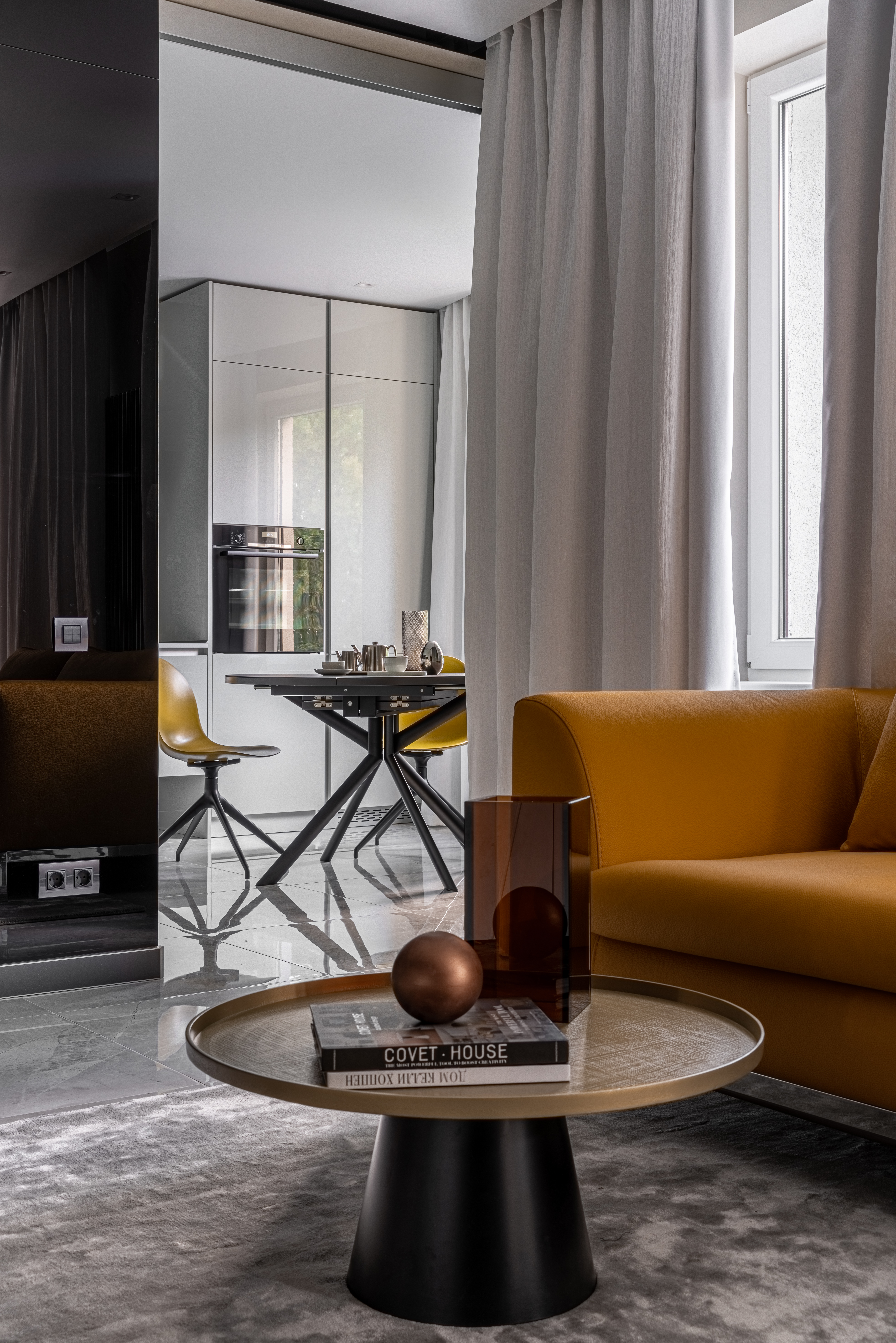 Квартира для отдыха в Светлогорске: 45 метров современного функионализма с отражающими поверхностями и отдельной спальней