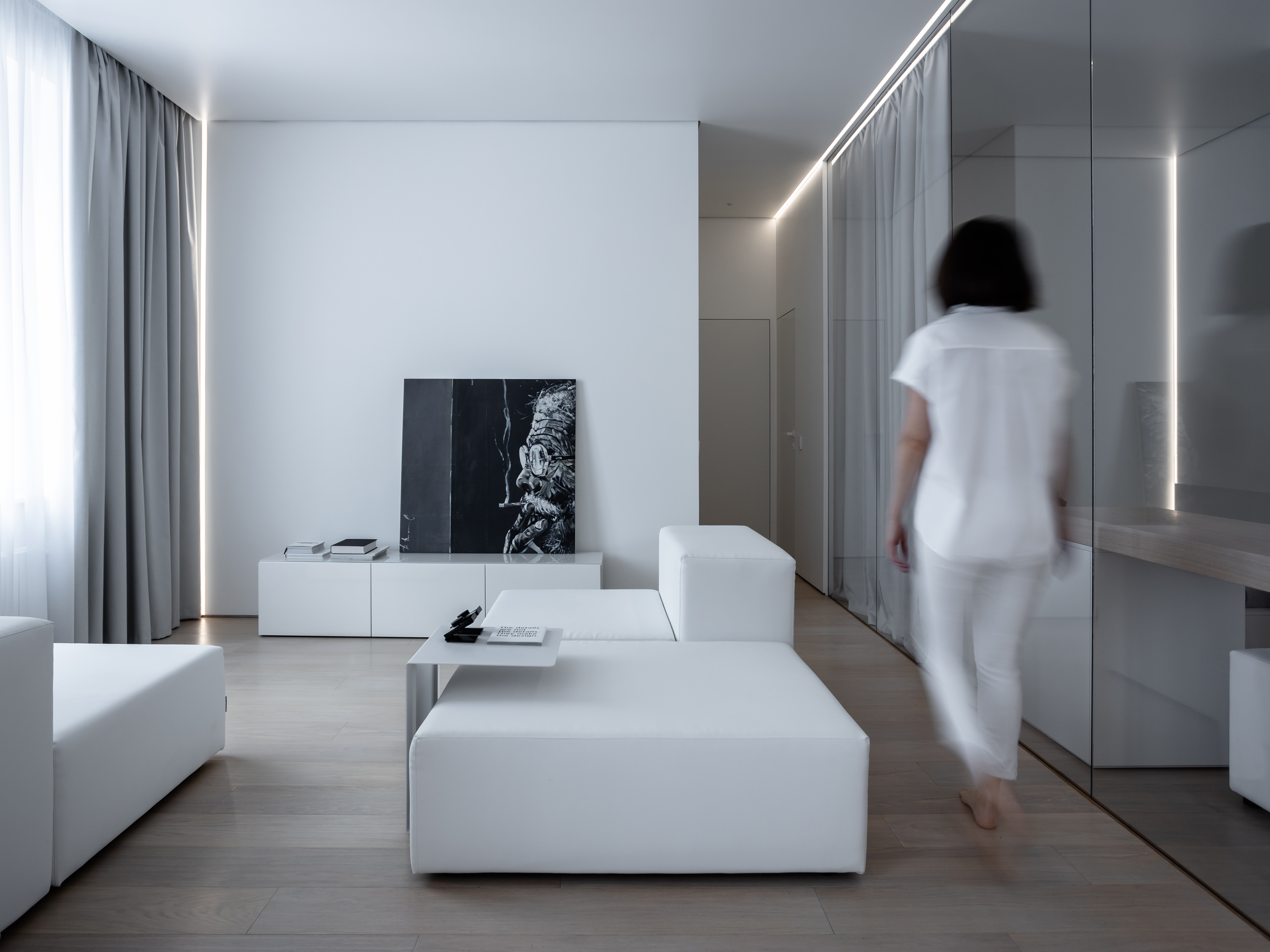 Белый минимализм в семейной квартире: 67 кв.м. функционализма и продуманного освещения