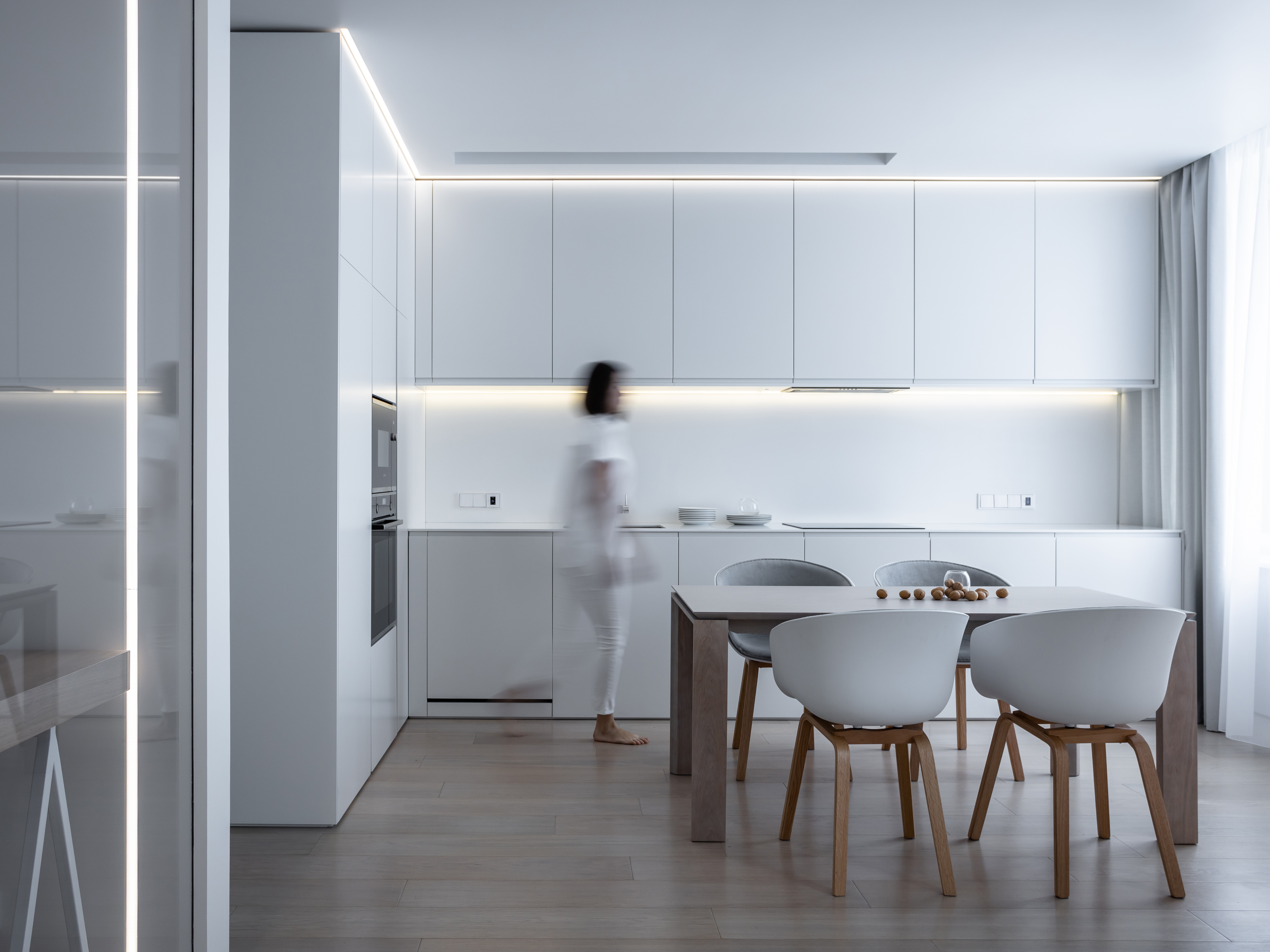 Белый минимализм в семейной квартире: 67 кв.м. функционализма и продуманного освещения
