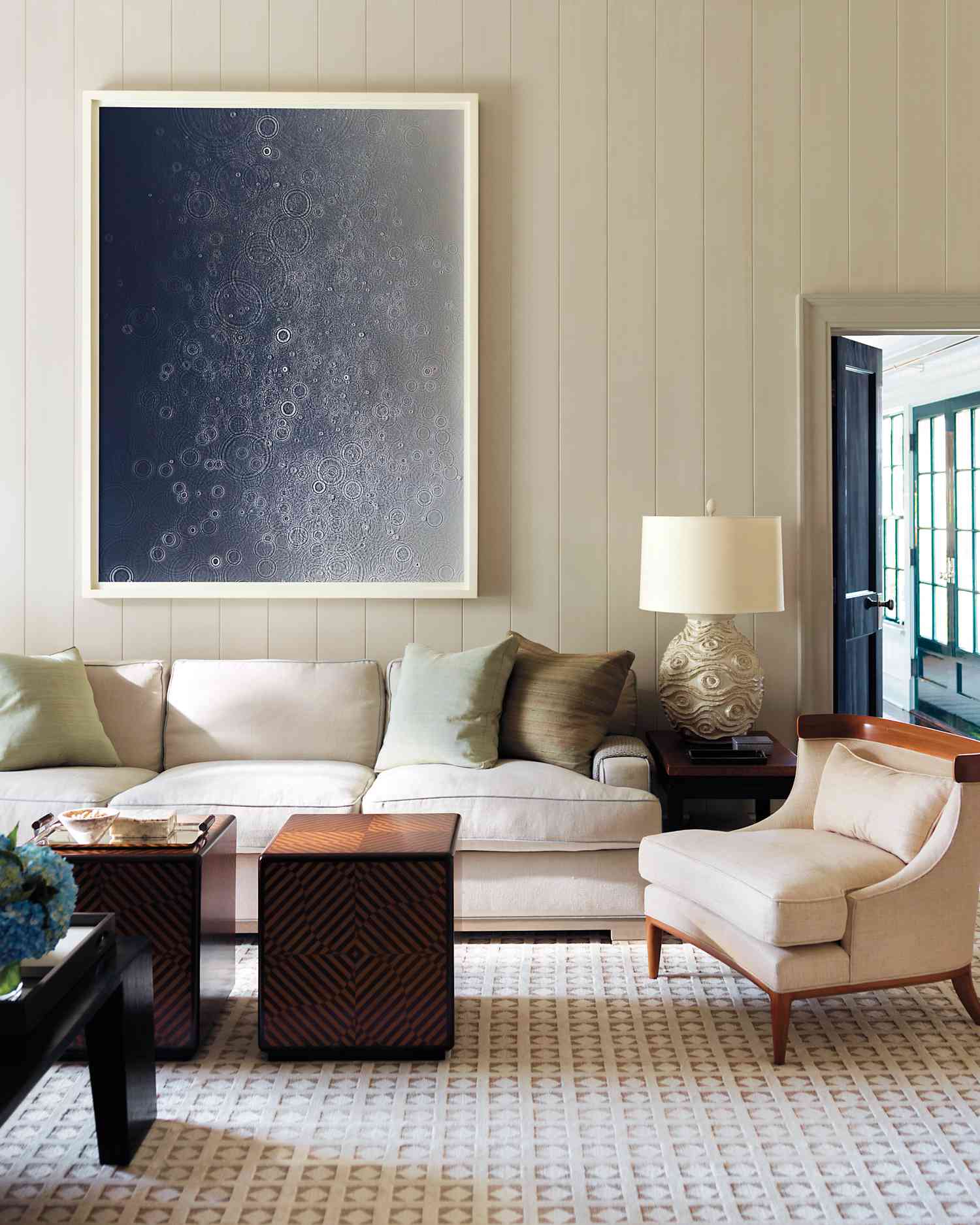 Декорируем стену за диваном: 10 идей для вдохновения