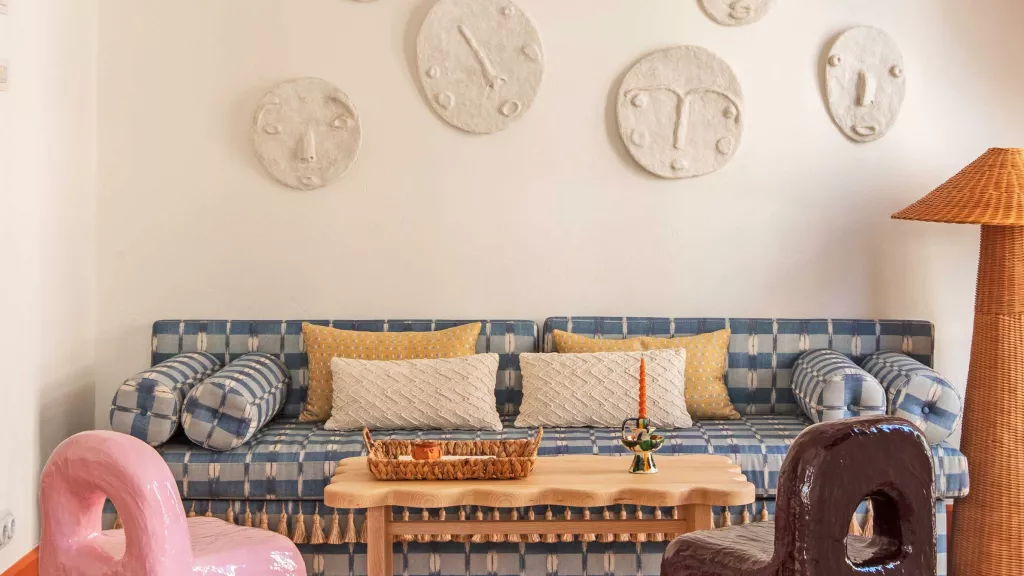 Декорируем стену за диваном: 10 идей для вдохновения