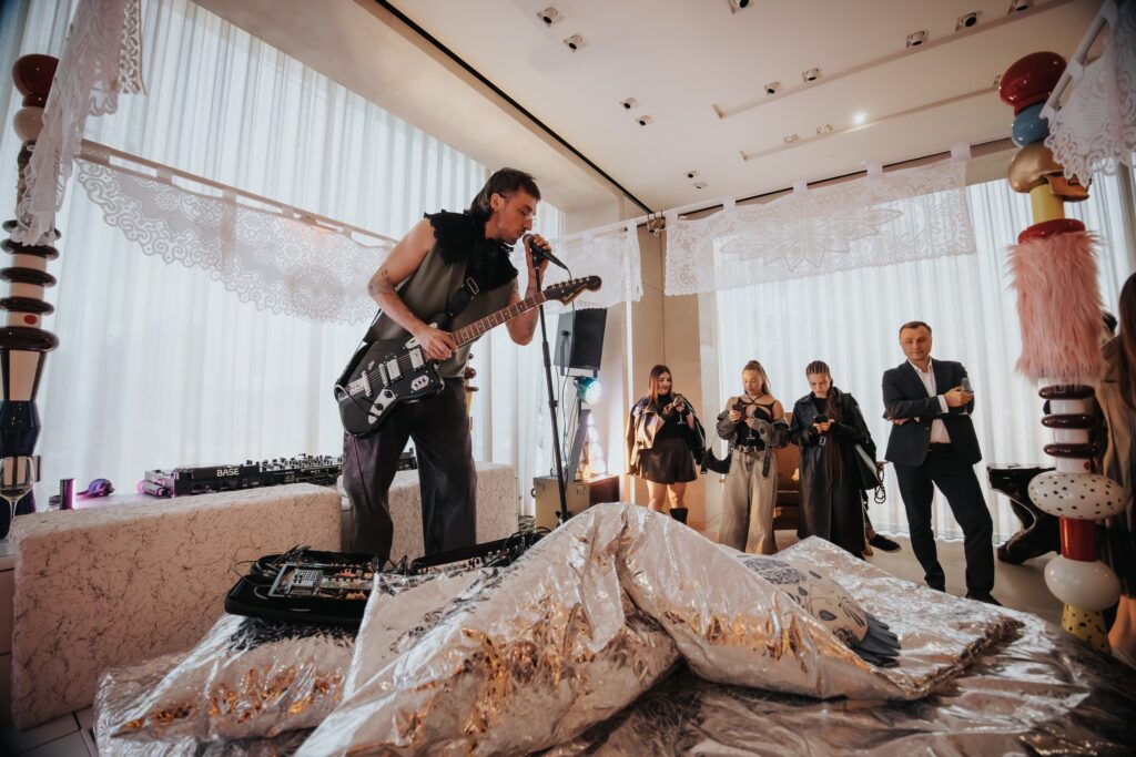 Коллаборационный проект ART POP UP от бутика ASSETS MUSE и галереи S-REDA открылся в галереях „Времена года“