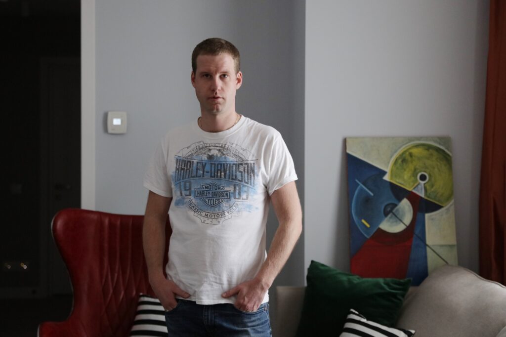 Интерьер квартиры площадью 65 кв. м в ЖК «Английские кварталы»: яркие акценты и бочка для нефтетрейдера
