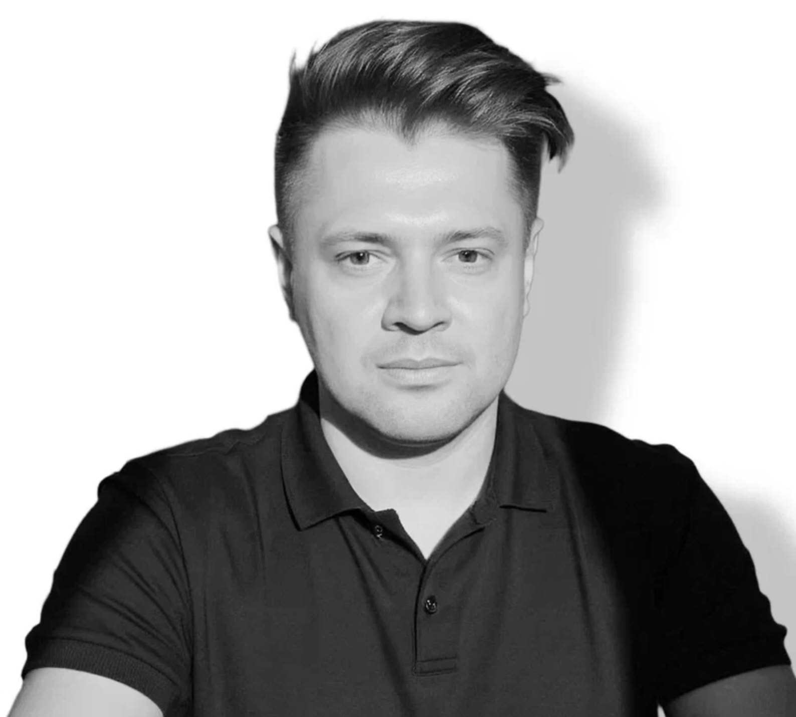 Загородный дом в поселке Глаголево парк: гостиная со вторым светом, деревянные шпонированные панели и камин